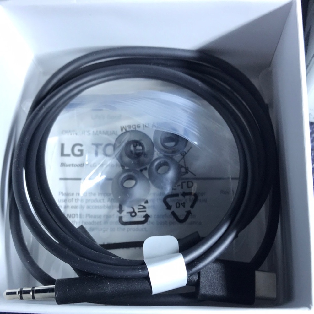LG TONE Free Wireless Earbuds - Black - Picture 5 of 8